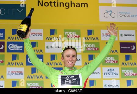 Peter Williams di One Pro Cycling celebra la presa della maglia Sprint dopo la sesta fase del Tour of Britain da Stoke-on-Trent a Nottingham. PREMERE ASSOCIAZIONE foto. Data immagine: Venerdì 11 settembre 2015. Visita il tour IN BICICLETTA della storia della Pennsylvania in Gran Bretagna. Il credito fotografico dovrebbe essere: Simon Cooper/PA Wire Foto Stock