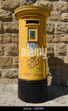 Vista generale di una casella postale dell'Ufficio postale dipinto di giallo a Nicosia, Cipro Foto Stock