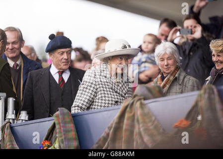 La regina Elisabetta II arriva durante il quarto giorno dei 2015 Campionati europei di Eventing del FEI Longines a Blair Castle, Scozia. Foto Stock