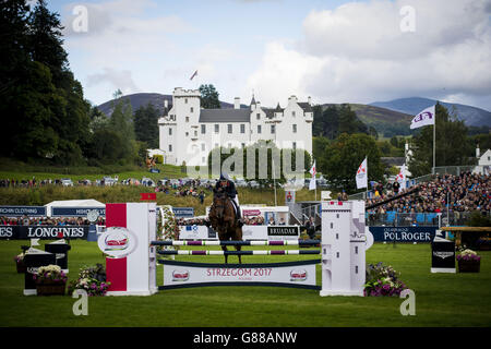 Great Britains Sarah Bullimore su Lilly Corinne durante il quarto giorno dei 2015 Longines FEI European Eventing Championships al Blair Castle, Scozia. Foto Stock