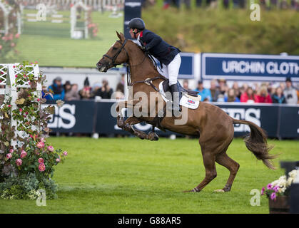 Gran Bretagna Oliver Townend sull'eleganza Fenyas durante il quarto giorno dei 2015 Longines FEI European Eventing Championships al Blair Castle, Scozia. Foto Stock