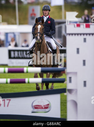 Gran Bretagna Oliver Townend sull'eleganza Fenyas durante il quarto giorno dei 2015 Longines FEI European Eventing Championships al Blair Castle, Scozia. Foto Stock