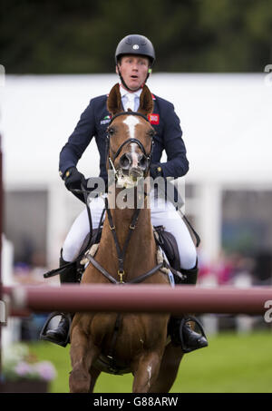 Gran Bretagna Oliver Townend sull'eleganza Fenyas durante il quarto giorno dei 2015 Longines FEI European Eventing Championships al Blair Castle, Scozia. Foto Stock