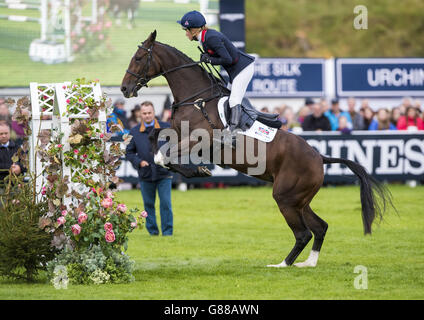 Great Britains Isabelle Taylor su KBIS Briarlands Matilda durante il quarto giorno dei 2015 Longines FEI European Eventing Championships al Blair Castle, Scozia. Foto Stock