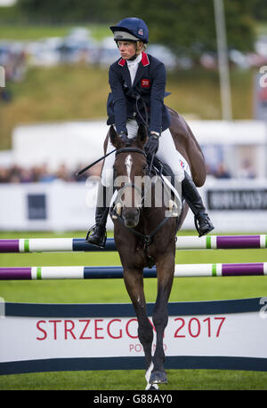 Great Britains Isabelle Taylor su KBIS Briarlands Matilda durante il quarto giorno dei 2015 Longines FEI European Eventing Championships al Blair Castle, Scozia. Foto Stock