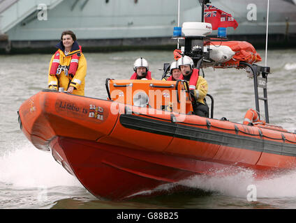La donna di RNLI Lifeboat Aileen Jones della stazione di lifboat di Porthcawl, che è la prima donna in 116 anni a ricevere un premio per il coraggio RNLI, a bordo di una scialuppa di salvataggio sul Tamigi. Foto Stock