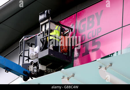 Il personale indossa il Twickenham Stadium con la segnaletica della Coppa del mondo di rugby 2015. PREMERE ASSOCIAZIONE foto. Data immagine: Martedì 15 settembre 2015. Il credito fotografico dovrebbe essere: Simon Cooper Foto Stock