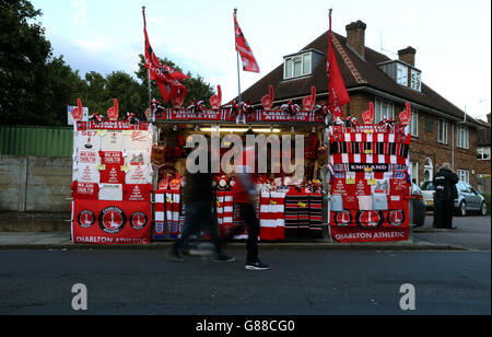 Calcio - Sky Bet Championship - Charlton Athletic v Huddersfield Town - The Valley. Vista generale di una bancarella che vende merci prima del gioco Foto Stock