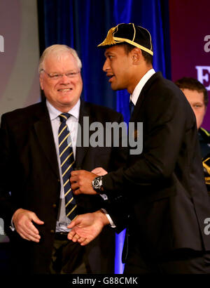 Rugby Union - cerimonia di benvenuto in Australia - le sale di riunione. L'Israel Folau australiano riceve il suo cappellino durante la cerimonia di benvenuto nelle sale dell'Assemblea, Bath. Foto Stock