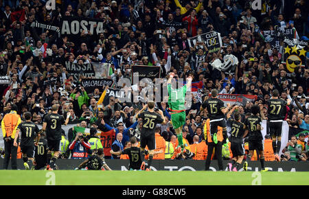 Calcio - UEFA Champions League - Gruppo D - Manchester City / Juventus - Etihad Stadium. I giocatori della Juventus festeggiano la vittoria davanti ai loro fan dopo la partita della UEFA Champions League all'Etihad Stadium di Manchester. Foto Stock