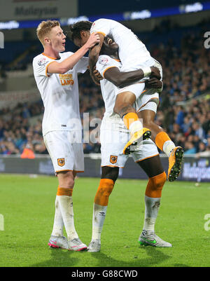 Calcio - Campionato Sky Bet - Cardiff City / Hull City - Cardiff City Stadium. Abel Hernandez di Hull City festeggia il suo secondo gol con Mohamed DIAME e Sam Clucas Foto Stock