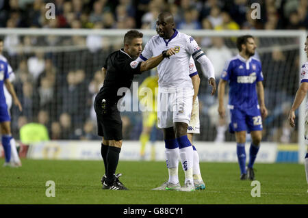 Sol Bamba di Leeds United si rivolge all'arbitro James Adcock durante la partita del campionato Sky Bet a Elland Road, Leeds. Foto Stock