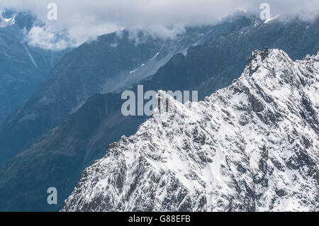 Coperta di neve picco di montagna Foto Stock