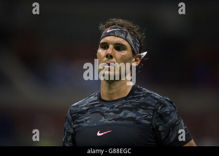 Rafael Nadal durante il suo 1 ° round maschile s singles match contro Borna Coric il giorno uno degli US Open al US Open presso il Billie Jean King National Tennis Center il 31 2015 agosto a New York, Stati Uniti. Foto Stock