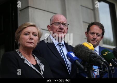 (Da sinistra a destra) il Ministro della Giustizia Frances Fitzgerald, il Ministro degli Affari Esteri Charlie Flanagan e il Ministro Junior Sean Sherlock hanno parlato ai media del Dipartimento degli Affari Esteri di Dublino dopo aver incontrato il Segretario dell'Irlanda del Nord Theresa Villiers. Foto Stock