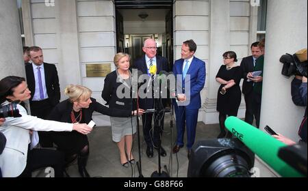 (Da sinistra a destra) il Ministro della Giustizia Frances Fitzgerald, il Ministro degli Affari Esteri Charlie Flanagan e il Ministro Junior Sean Sherlock hanno parlato ai media del Dipartimento degli Affari Esteri di Dublino dopo aver incontrato il Segretario dell'Irlanda del Nord Theresa Villiers. Foto Stock