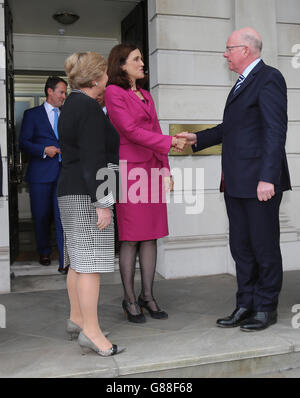 Il Segretario dell'Irlanda del Nord Theresa Villiers (centro) lascia il Dipartimento degli Affari Esteri a Dublino dopo aver incontrato il Ministro degli Affari Esteri irlandese Charlie Flanagan (destra) e il Ministro della Giustizia Frances Fitzgerald. Foto Stock