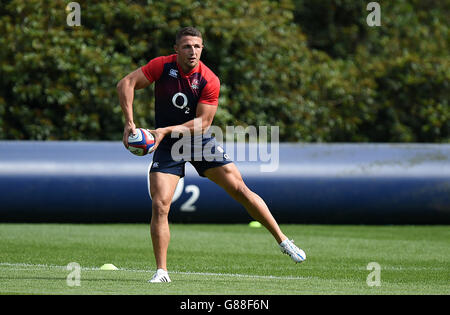 Rugby Union - sessione di addestramento Inghilterra - Pennyhill Park. Sam Burgess (a sinistra) durante una sessione di allenamento al Pennyhill Park di Bagshot. Foto Stock