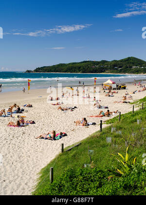 Vista di persone godendo la mattina al Byron Bay beach, Byron Bay, NSW, Australia Foto Stock