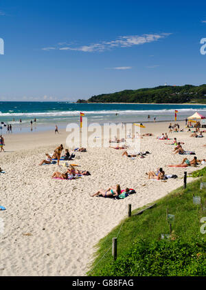 Vista di persone godendo la mattina al Byron Bay beach, Byron Bay, NSW, Australia Foto Stock