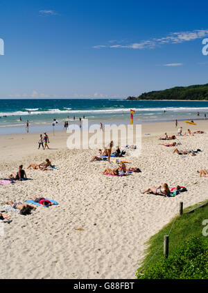 Vista di persone godendo la mattina al Byron Bay beach, Byron Bay, NSW, Australia Foto Stock