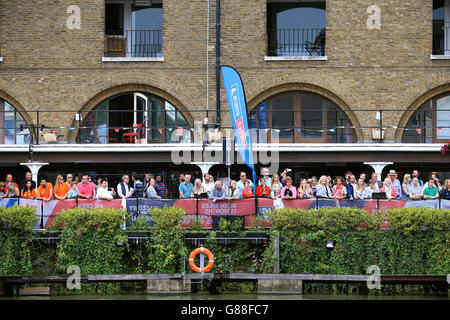 I fan si immergersi nell'atmosfera il 9° giorno del lancio della gara mondiale di yacht Clipper Round presso i moli di St Katharine, Londra. Foto Stock