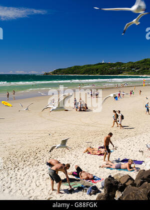 Vista di persone godendo la mattina al Byron Bay beach, Byron Bay, NSW, Australia Foto Stock