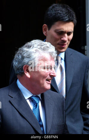 Il Segretario del Regno Unito al Tesoro Des Browne (fronte), e il Ministro delle Comunità e del Governo locale David Miliband arrivano per la prima riunione del gabinetto dall'elezione. Foto Stock