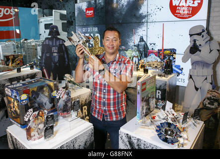 Keith Guppy, il proprietario della più grande collezione di giocattoli del Regno Unito Star Wars, al primo museo indipendente Star Wars Toy di Argos sulla Tottenham Court Road di Londra, creato per celebrare il lancio dei nuovissimi giocattoli Star Wars: Episode VII - The Force Awakens. Foto Stock