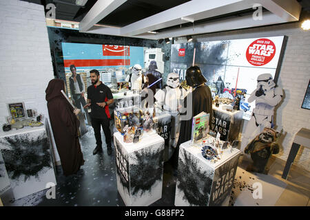 Argos presenta il primo Museo dei giocattoli di Star Wars ad Argos su Tottenham Court Road di Londra, creato per celebrare il lancio dei nuovissimi giocattoli di Star Wars: Episode VII &ETH;The Force Awakens. Foto Stock