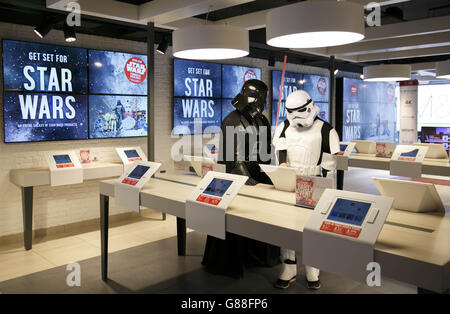 SOLO PER USO EDITORIALE Argos svela il primo Star Wars Toy Museum autonomo del Regno Unito ad Argos sulla Tottenham Court Road di Londra, creato per celebrare il lancio dei nuovissimi giocattoli Star Wars: Episode VII &ETH;The Force Awakens. Foto Stock