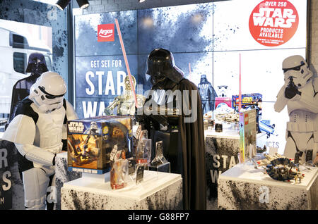 SOLO PER USO EDITORIALE Argos svela il primo Star Wars Toy Museum autonomo del Regno Unito ad Argos sulla Tottenham Court Road di Londra, creato per celebrare il lancio dei nuovissimi giocattoli Star Wars: Episode VII &ETH;The Force Awakens. Foto Stock