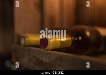 Due bottiglie di vino rosso sul ripiano di legno Foto Stock