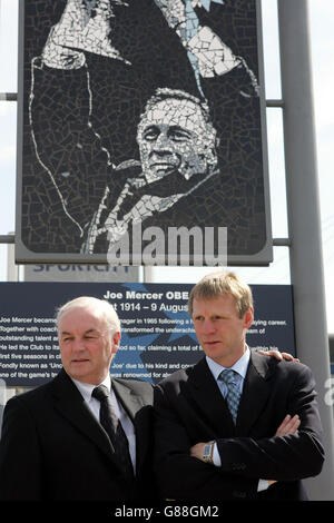 Stuart Pearce (R), nuovo manager della città di Manchester, con il presidente John Wardle durante la presentazione di un memoriale all'ex manager Joe Mercer. Pearce è stata oggi confermata come nuovo manager di Manchester City con un contratto di due anni. Foto Stock