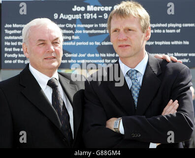 Stuart Pearce (R), nuovo manager della città di Manchester, con il presidente John Wardle durante la presentazione di un memoriale all'ex manager Joe Mercer. Pearce è stata oggi confermata come nuovo manager di Manchester City con un contratto di due anni. Foto Stock