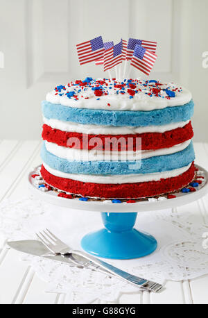 Velluto rosso e mirtillo torta decorata con bandierine americane Foto Stock