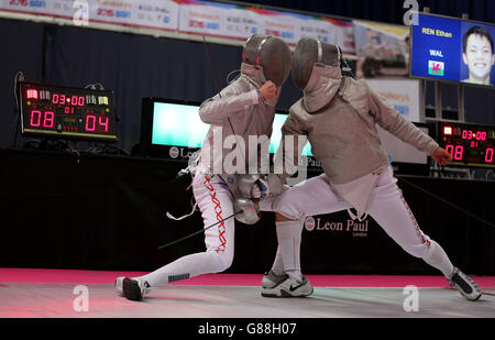 L'inglese Jamie Craze (a sinistra) combatte il Galles Ethan Ren nella finale maschile Sabre al recinto durante i Sainsbury's 2015 School Games a Manchester. PREMERE ASSOCIAZIONE foto. Data immagine: Sabato 5 settembre 2015. Il credito fotografico dovrebbe essere: Steven Paston/PA Wire Foto Stock