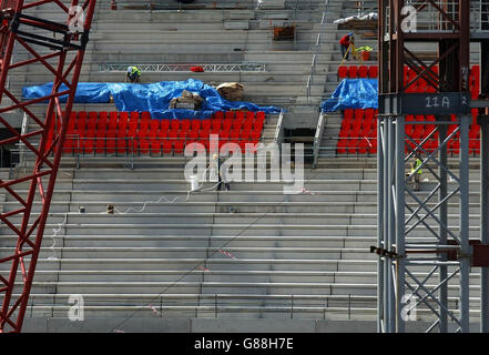 Costruttori al lavoro durante la costruzione del nuovo Stadio di Wembley. Lo stadio sarà aperto un anno da oggi, quando ospiterà la finale della fa Cup 2006. Foto Stock