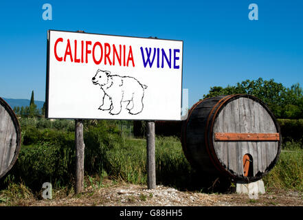 Tradizionale botte di legno con un cartellone che pubblicizza la vendita di vino in campagna in California Foto Stock