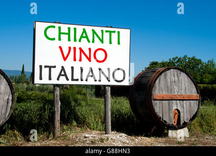 Tradizionale botte di legno con un cartellone che pubblicizza la vendita di vino nella campagna toscana Foto Stock