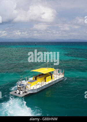 Il semi-sommergibile porta i turisti su un reef tour a Isola Verde, lungo la Grande Barriera Corallina, vicino a Cairns, QLD, Australia. Foto Stock