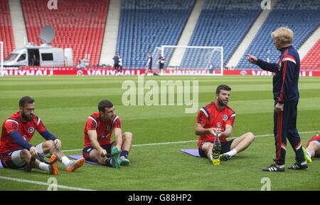 Il manager scozzese Gordon Strachan (a destra) parla con Steven Fletcher (a sinistra), James McArthur (seconda a sinistra) e Grant Hanley durante la sessione di allenamento a Hampden Park, Glasgow. Foto Stock