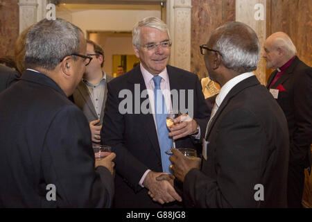 L'ex primo Ministro britannico Sir John Major parla agli ospiti della Royal Society nel centro di Londra durante un evento ospitato dalla Queen Elizabeth Diamond Jubilee Trust per celebrare il giorno in cui la Regina Elisabetta II divenne il più lungo Monarch in servizio. Foto Stock