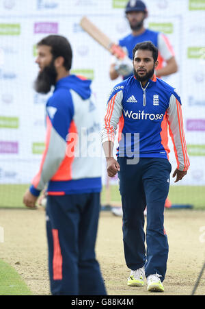 L'inglese Adil Rashid (a destra) con Moeen Ali (a sinistra) durante la sessione di reti a Headingley, Leeds. Foto Stock