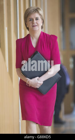Primo Ministro Nicola Storione arriva per primo ministri questioni presso il parlamento scozzese di Edimburgo. Foto Stock