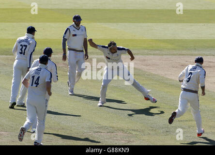 Il Jack Brooks dello Yorkshire (seconda a destra) celebra il Neil Dexter di Middlesex per 13 corse durante il secondo giorno della partita della LV= County Championship Division 1 al Lord's Cricket Ground, Londra. Data immagine: Giovedì 10 settembre 2015. Vedere la storia della PA CRICKET Middlesex. Il credito fotografico dovrebbe essere: Jed Leicester/PA Wire. RESTRIZIONI: . Nessun uso commerciale senza previo consenso scritto della BCE. Solo uso di immagini fisse - nessuna immagine in movimento per emulare la trasmissione. Nessuna rimozione o oscuramento dei logo degli sponsor. Per ulteriori informazioni, chiamare il numero +44 (0)1158 447447. Foto Stock