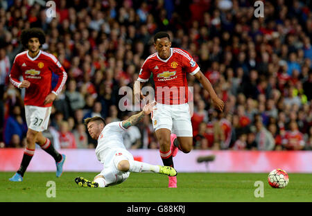 Alberto Moreno di Liverpool (a sinistra) sfida Anthony Martial di Manchester United durante la partita Barclays Premier League a Old Trafford, Manchester. Foto Stock