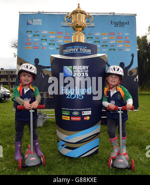 I tre anni Lauren (a sinistra) ed Ellen Papprill, con la Webb Ellis Cup durante una visita al Kilburn Cosmos RFC come parte del Rugby World Cup Trophy Tour di 100 giorni del Regno Unito e dell'Irlanda. Foto Stock