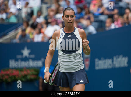 Flavia Pennetta durante la sua finale femminile contro Roberta Vinci il tredici del US Open al Billie Jean King National Tennis Center il 12 settembre 2015 a New York, USA. Foto Stock