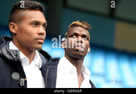 I giocatori Juventus Paul Poggiba (a destra) e Alex Sandro (a sinistra) camminano sul campo dello stadio Etihad durante una passeggiata. Foto Stock